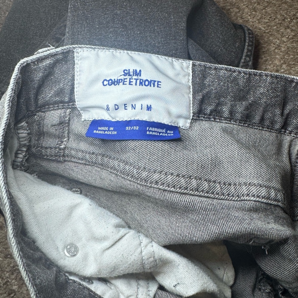 Classic H&M Slim Coupe Etroite skinny jeans in a black faded wash. - Picture 3 of 4